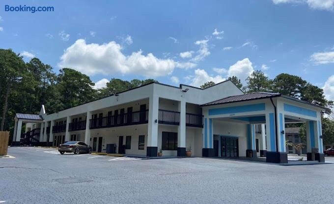 Speedway Inn & Suites