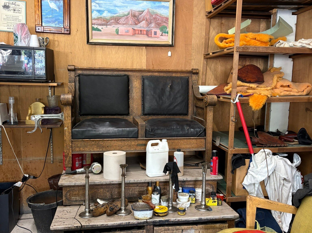 Solano's Boot & Western Wear-拉顿必去景点