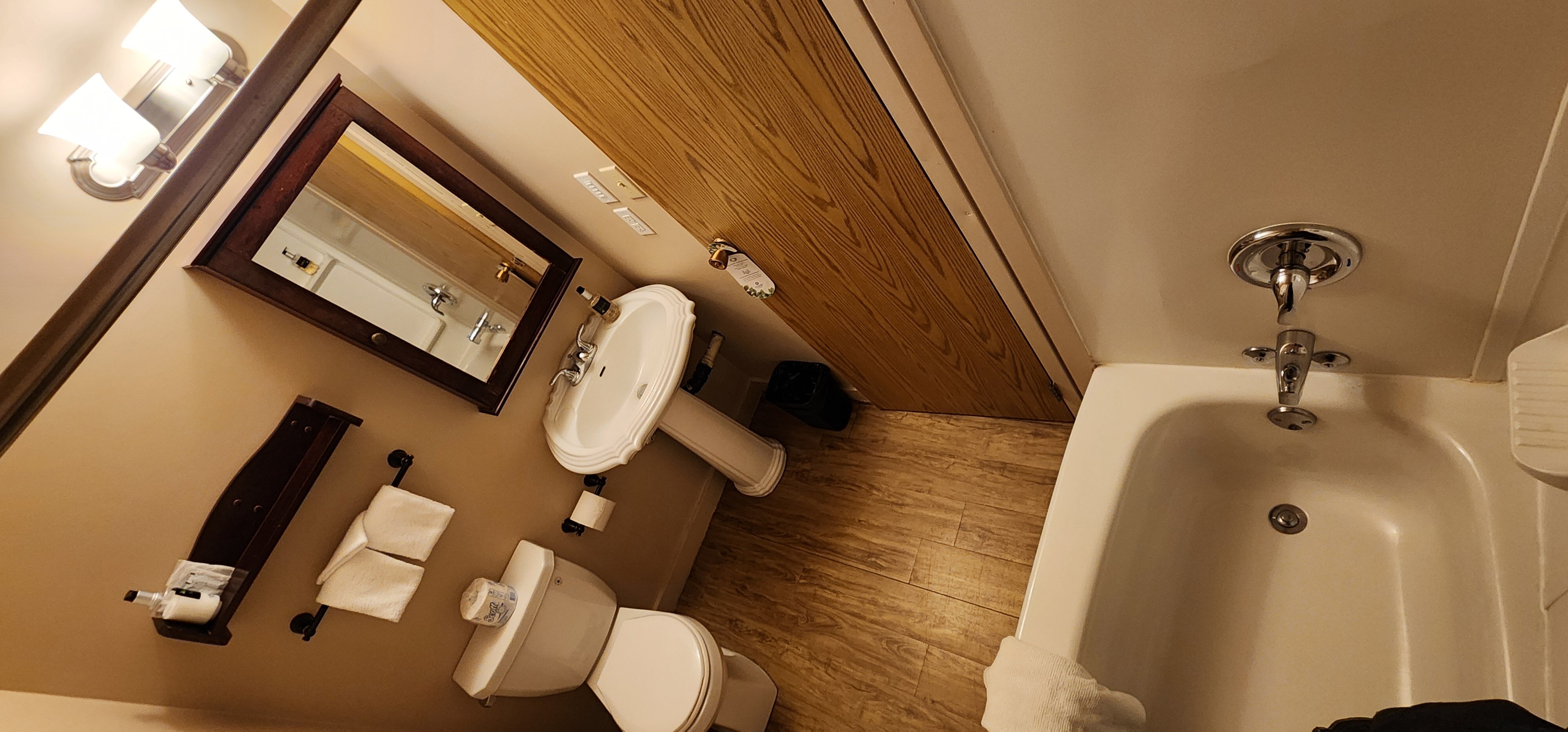 The Downtown, a Coast Hotel-浴室