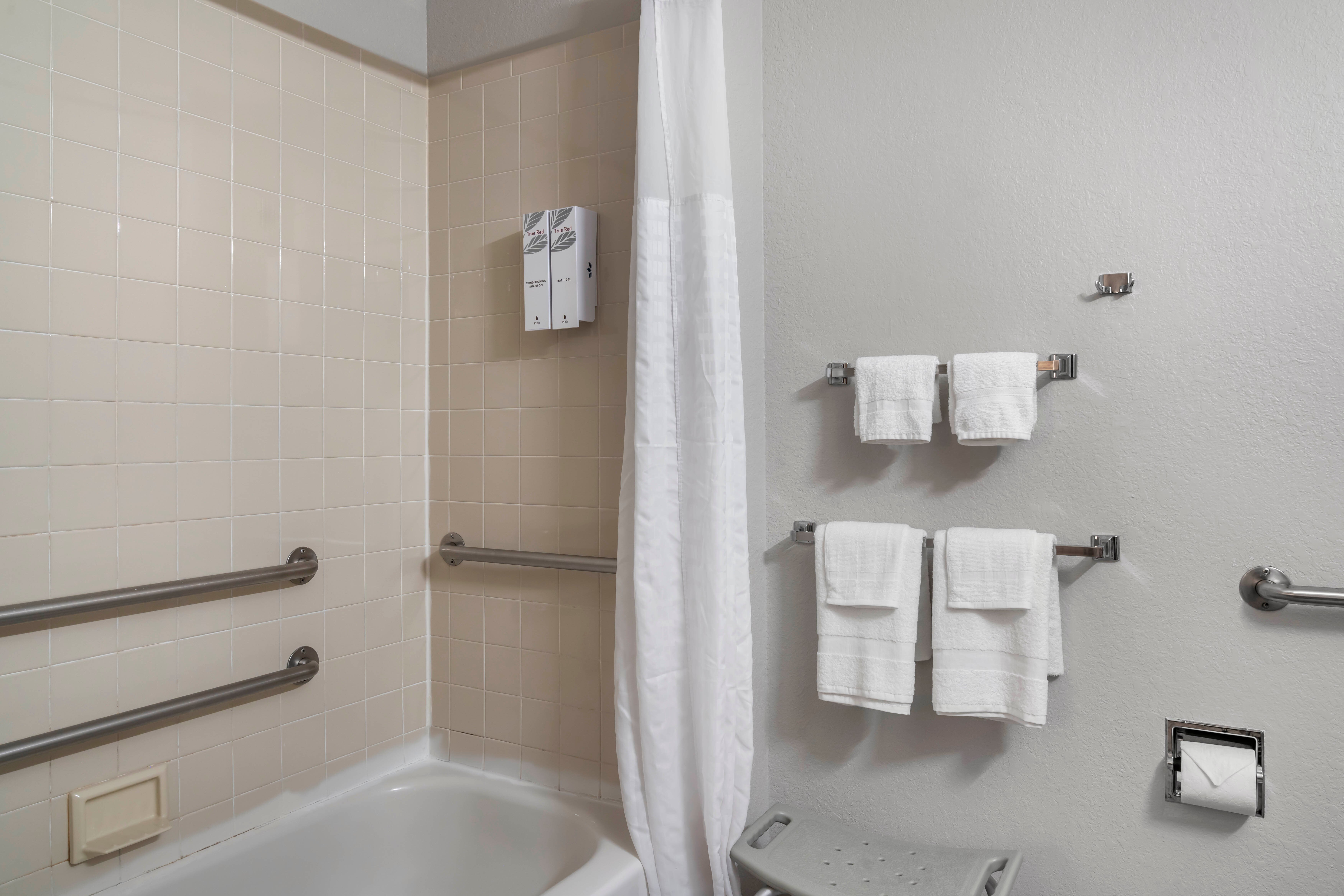 Red Roof Inn Queensbury-浴室