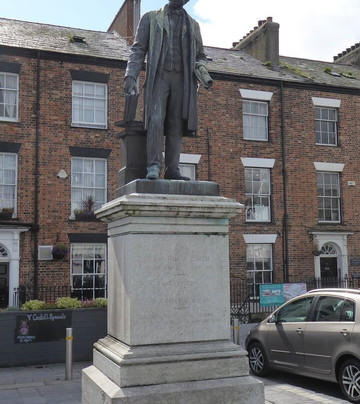 Sir Hugh Owen Statue-卡那封必去景点
