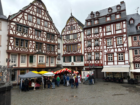 Mittelalterlicher Marktplatz-贝恩卡斯特尔－屈斯必去景点