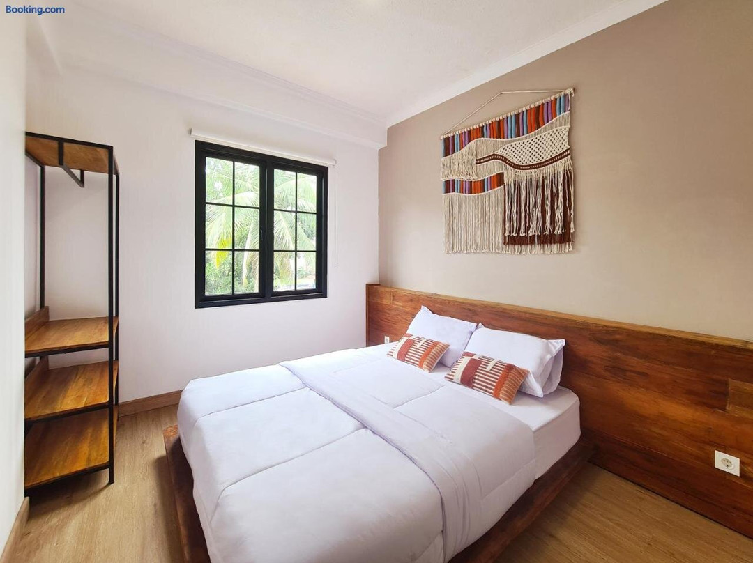 Kondominium Lippo Carita Beach