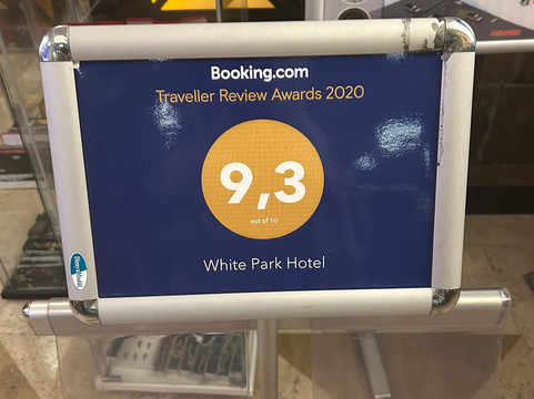 白色公园酒店主图