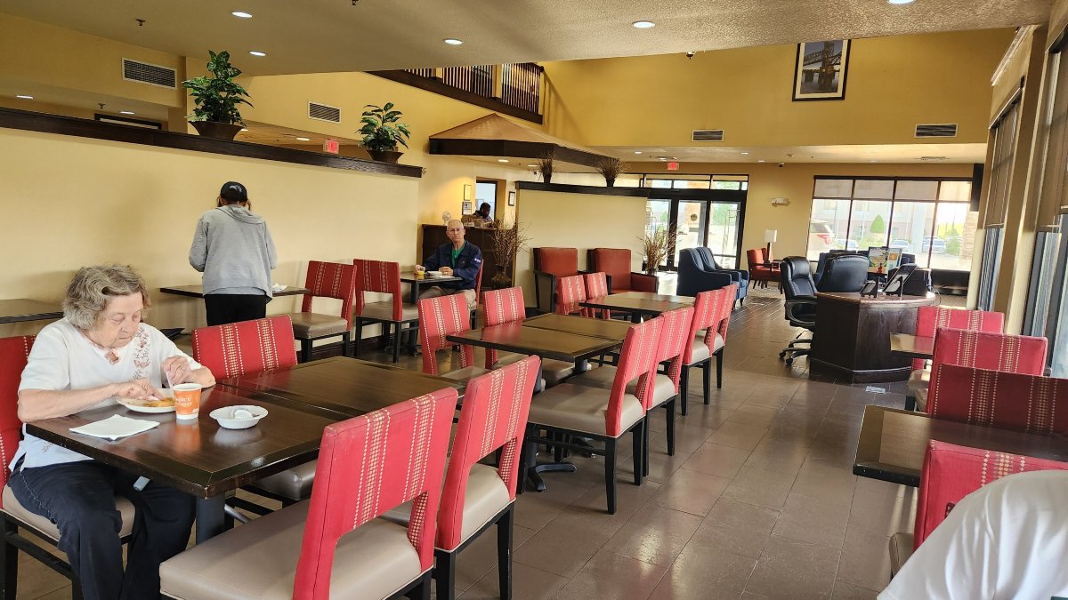 琼斯伯勒大学区舒适套房酒店-旅行者