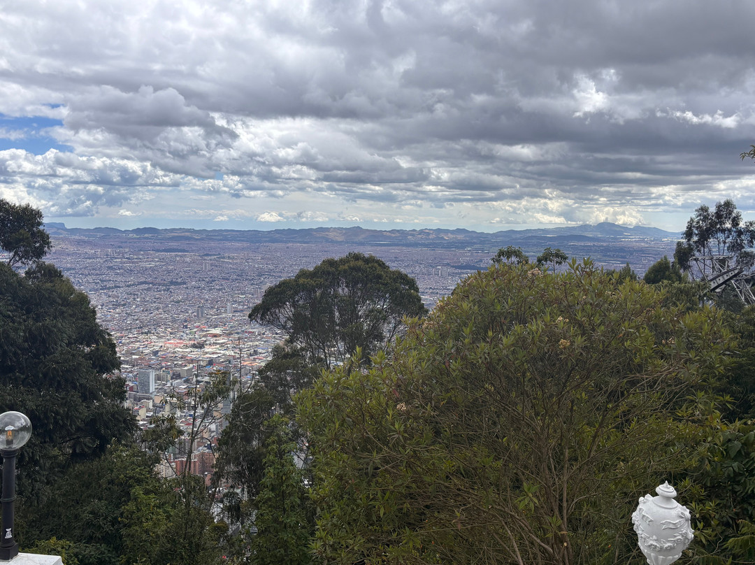 Iglesia Basilica del Señor de Monserrate-波哥大必去景点