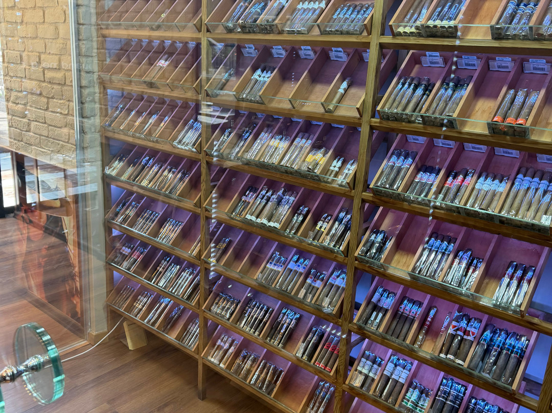 You & Me Cigars Lounge-吉利法达必去景点
