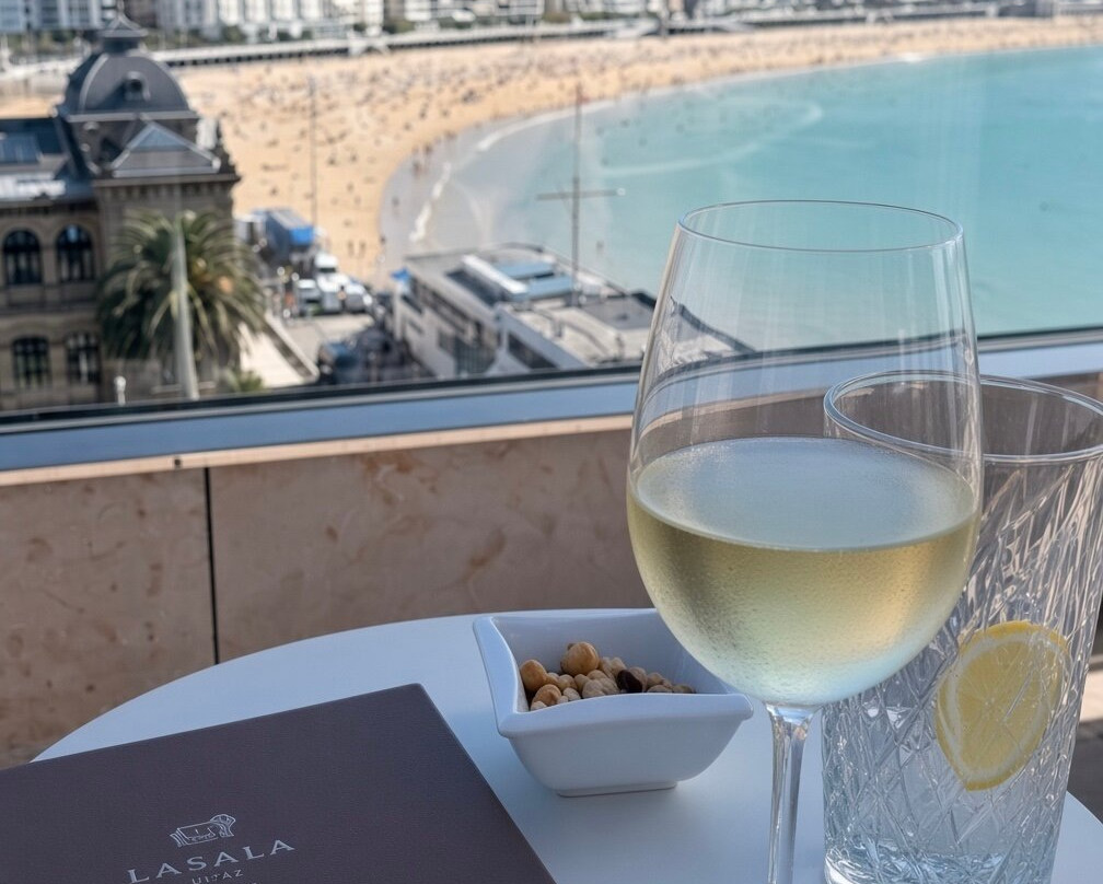 拉萨拉广场酒店主图