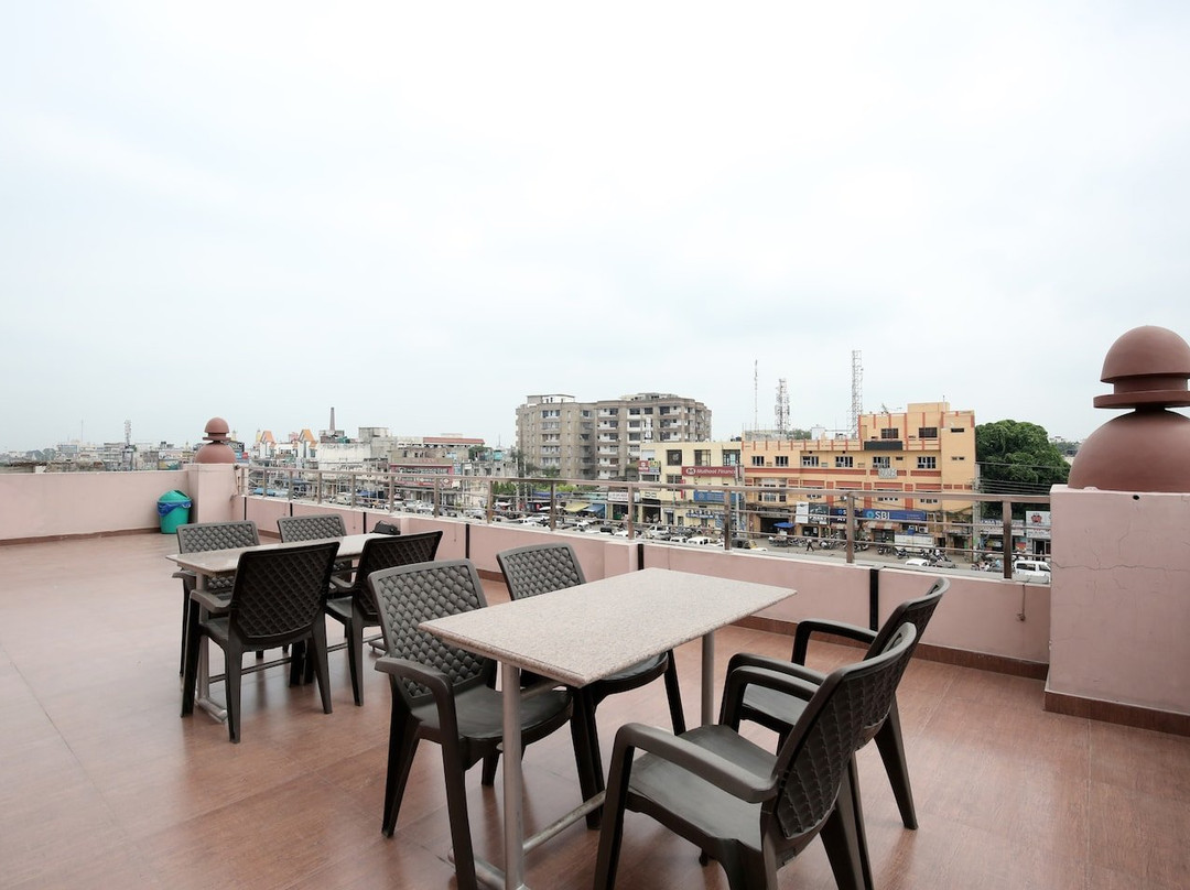 OYO 18805 Rajmahal Motel