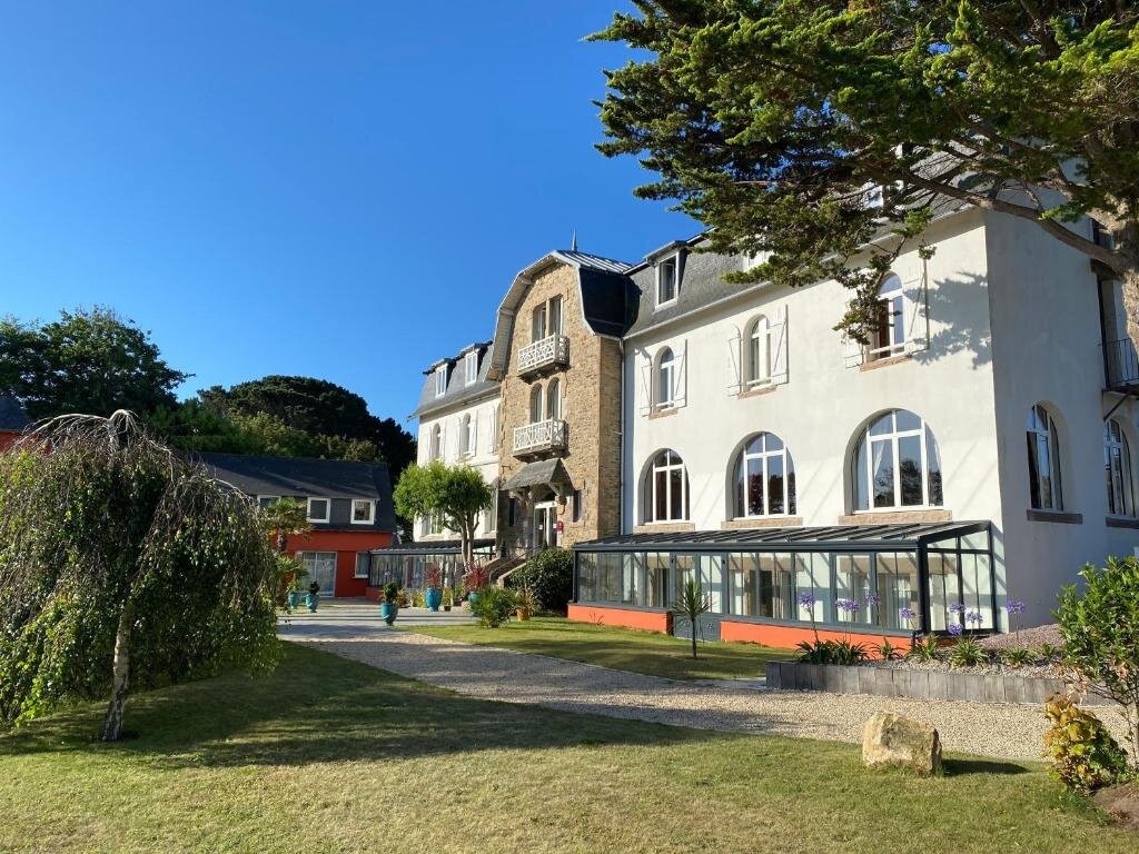 Tregastel酒店住宿-贝尔维尤公园酒店