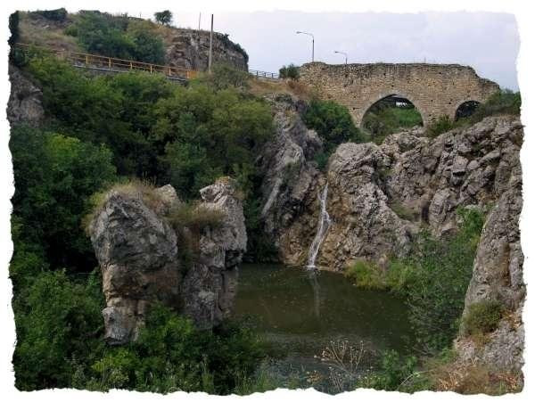 Medieval Bridge In Polyanthos景点图片