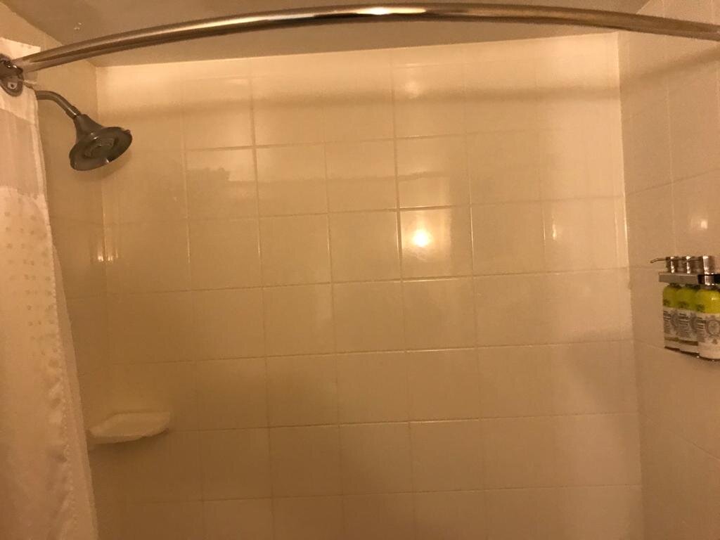Holiday Inn Express & Suites Malone, an IHG hotel-浴室