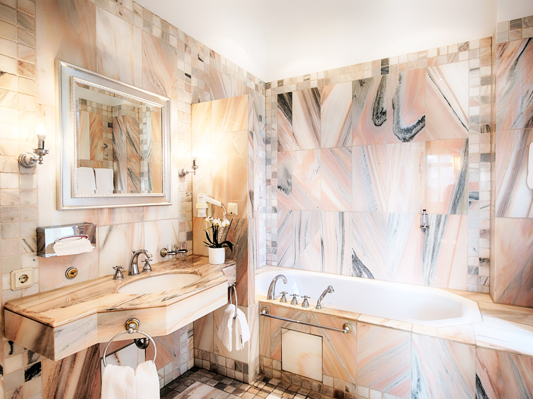 雷亨城堡酒店主图