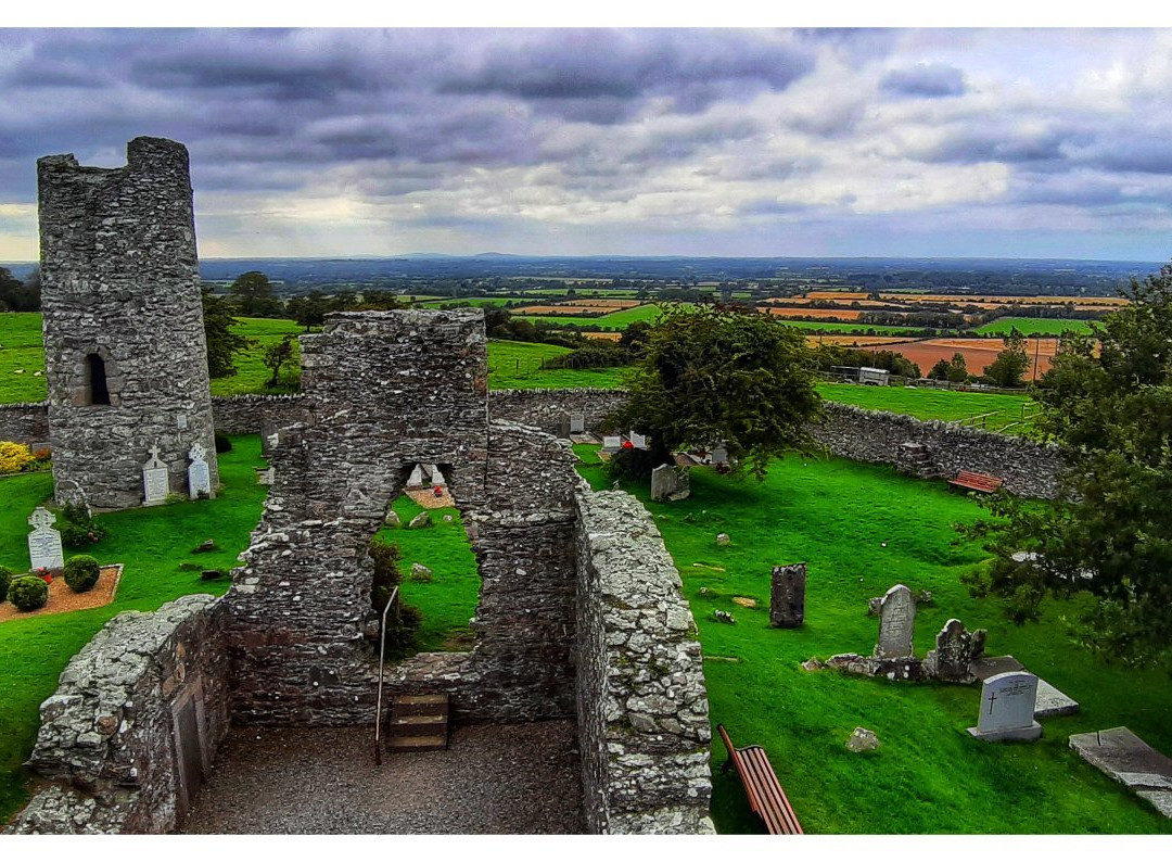 Oughterard Church and Round Tower景点图片