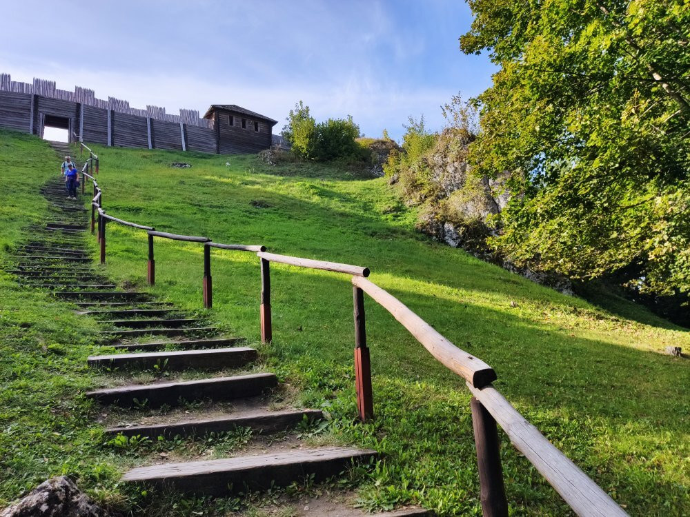 Castle On The Mount Birów-Podzamcze必去景点