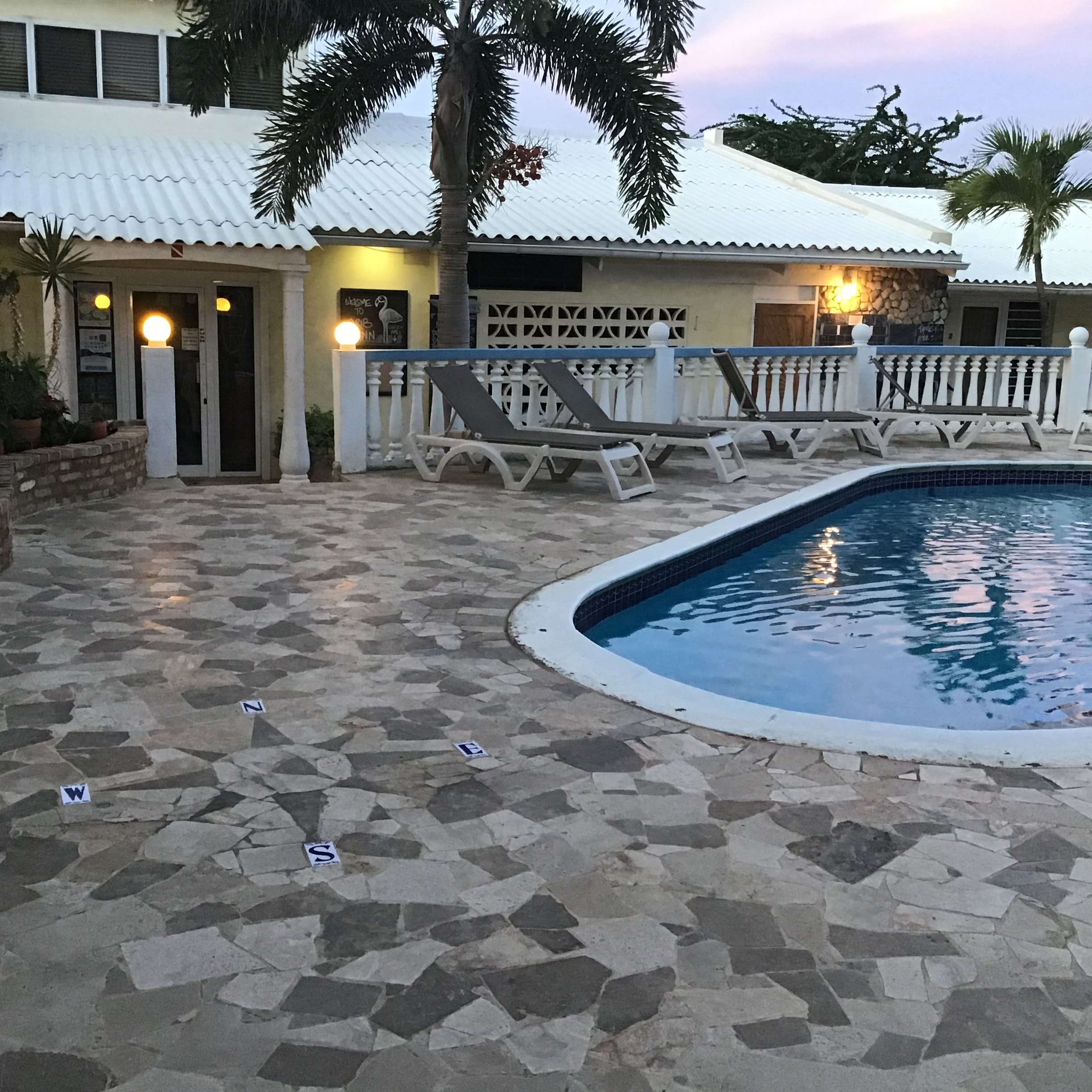 Bruce Bowker's Carib Inn-泳池