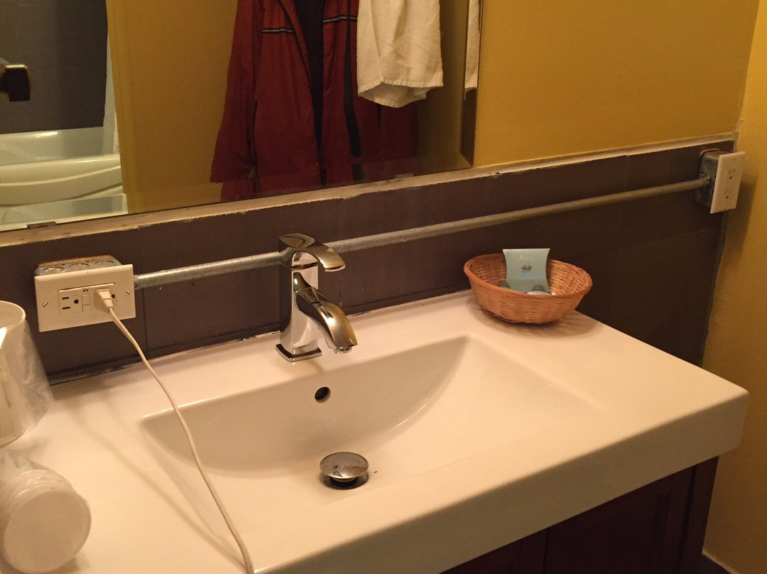 Port-O-Call Inn & Suites主图