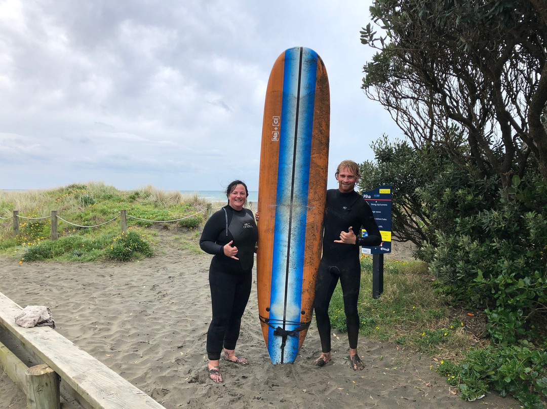 Piha Surf School-皮哈海滩必去景点