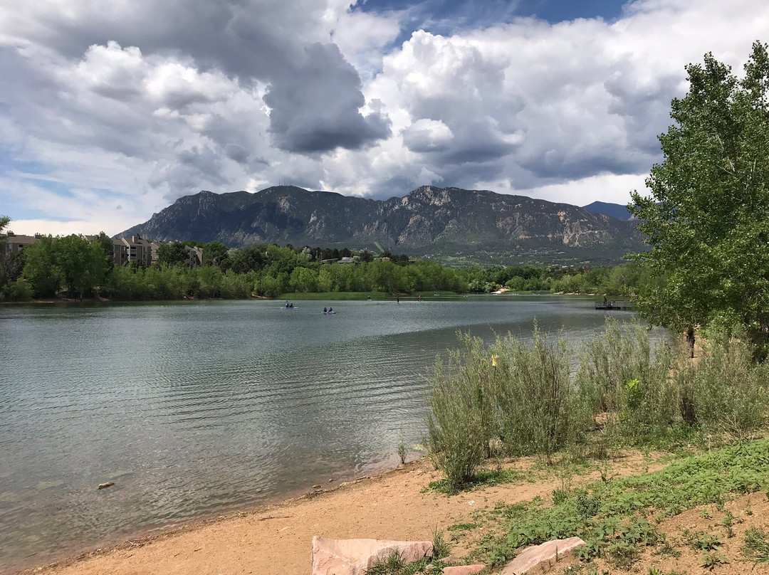 Quail Lake Park景点图片