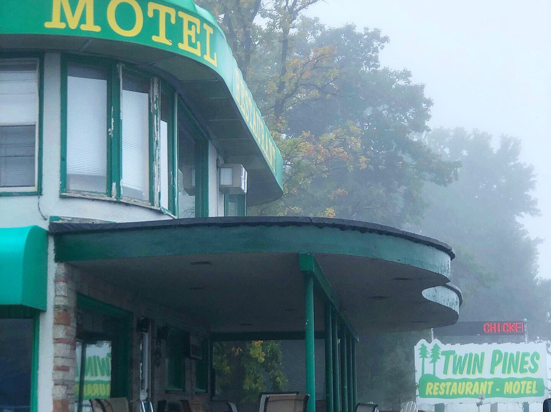 Twin Pines Resort主图