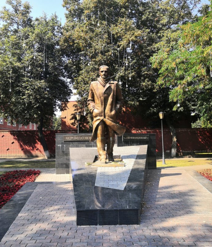 Monument to A.P. Platonov-沃罗涅什必去景点
