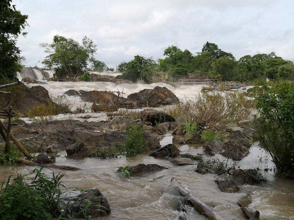 Tad Somphamit Waterfalls景点图片