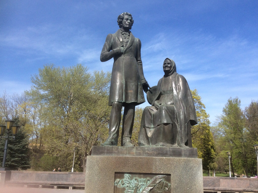 Monument to Alexander Pushkin and Arina Rodionovna-普斯科夫必去景点