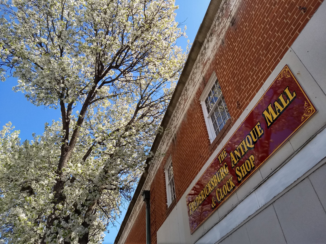 The Fredericksburg Antique Mall & Clock Shop景点图片