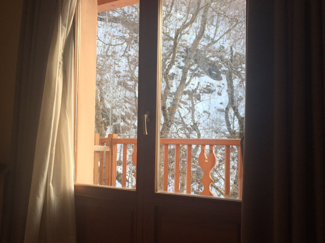 蓝色湖泊酒店主图