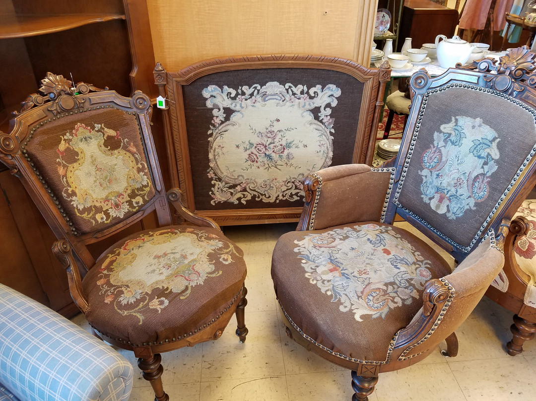 Finding Treasures for a Cure Thrift & Antique Store-林伍德必去景点