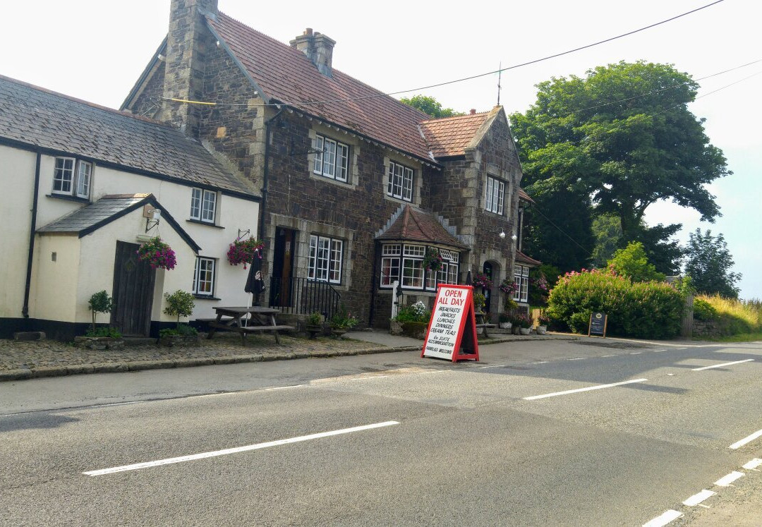 狐狸与猎犬酒店主图