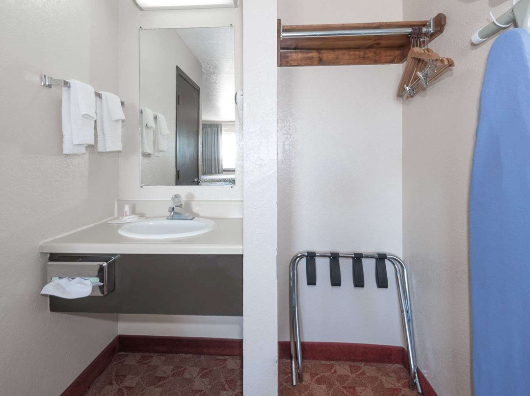 Days Inn by Wyndham Russell主图