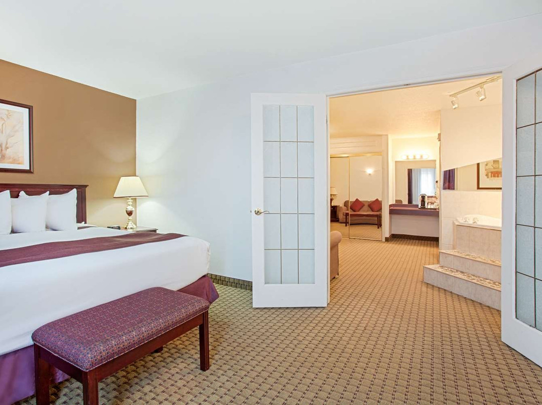 Ramada by Wyndham Red Deer Hotel and Suites主图