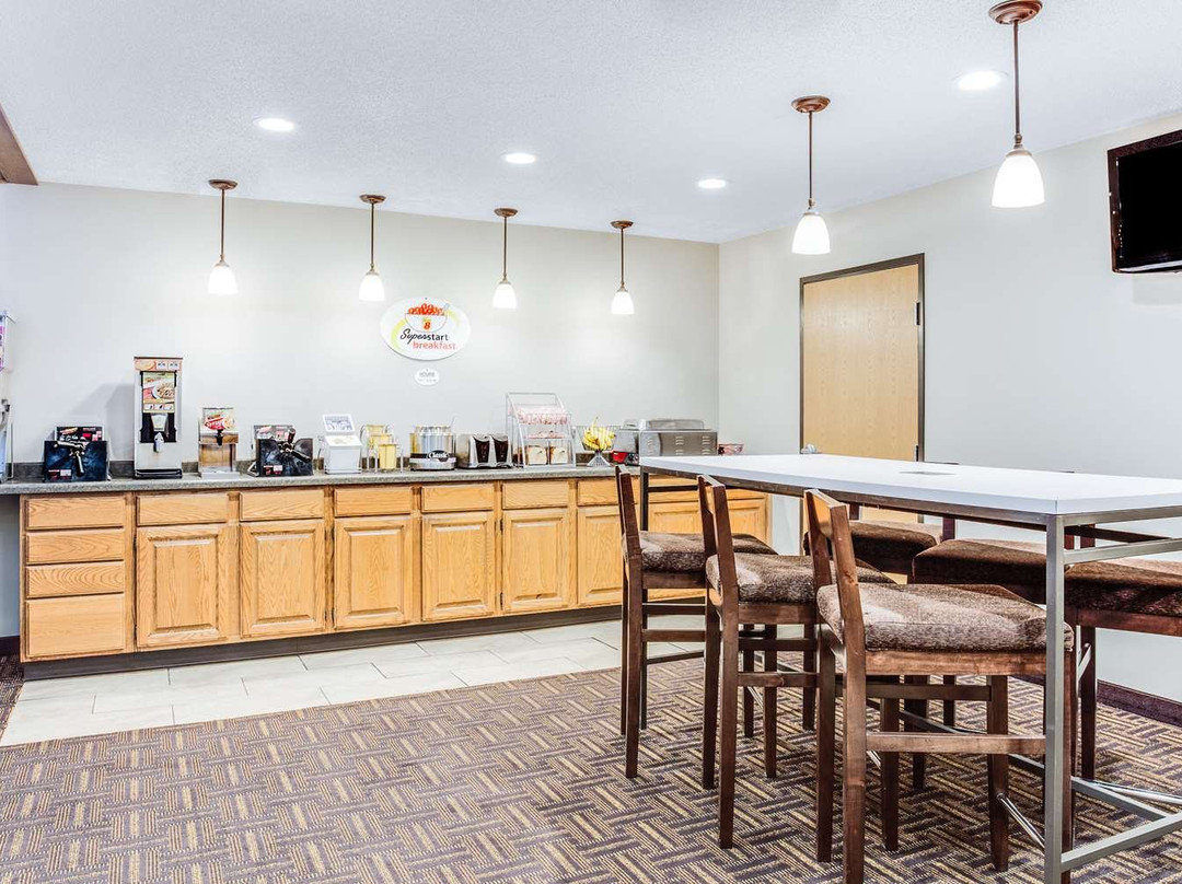 Super 8 by Wyndham Green Bay Near Stadium主图