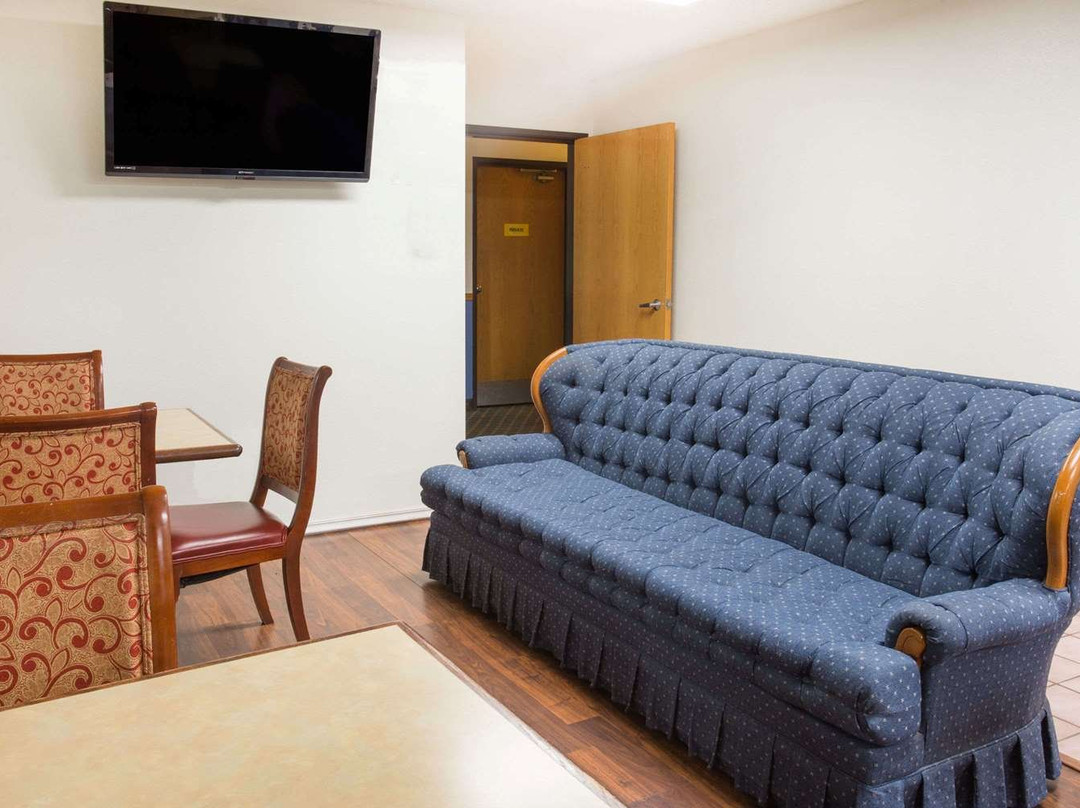 蒙莫斯温德姆速8酒店主图