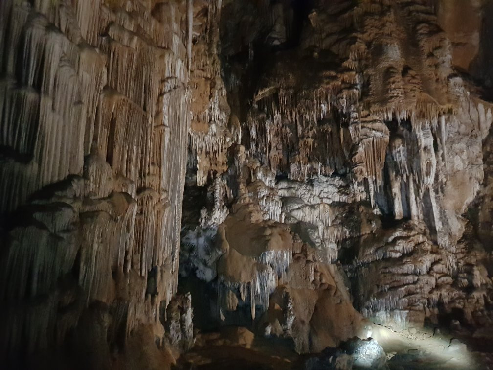 Manita peć cave景点图片
