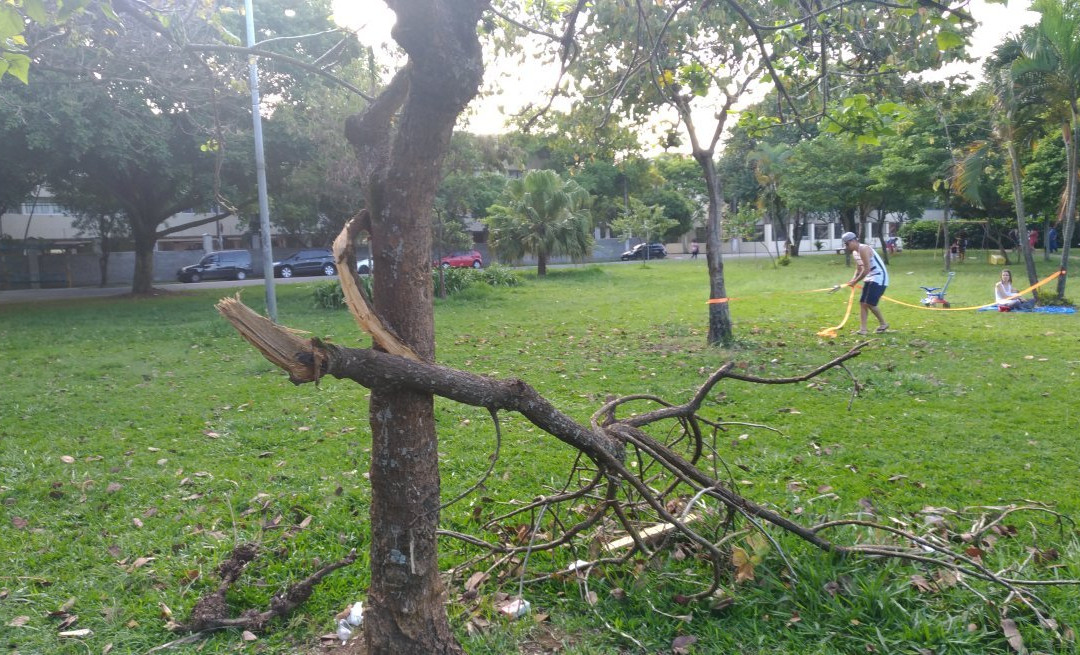 Praça Mamonas Assassinas-瓜鲁柳斯必去景点