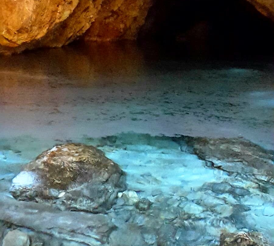 Cave Peristeri-Methana必去景点