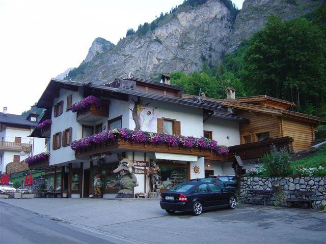 Artigianlegno Marmolada-罗卡皮耶托雷必去景点
