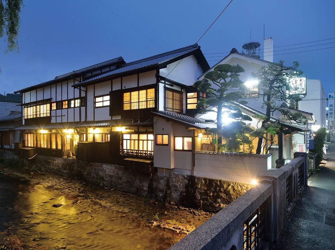 爱媛县餐馆和美食-Kyodo Ryori Taishu Kappo Hozumi-tei