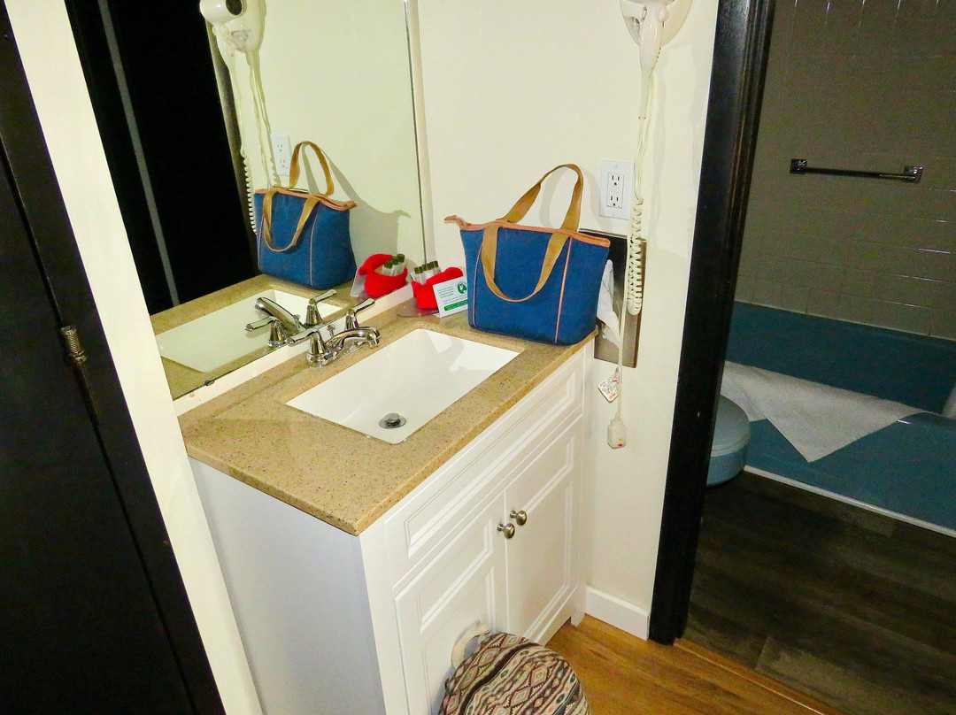 Colonial Inn Ellsworth主图