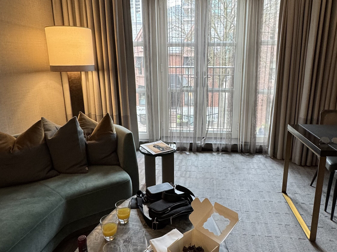 黑泽尔顿酒店主图