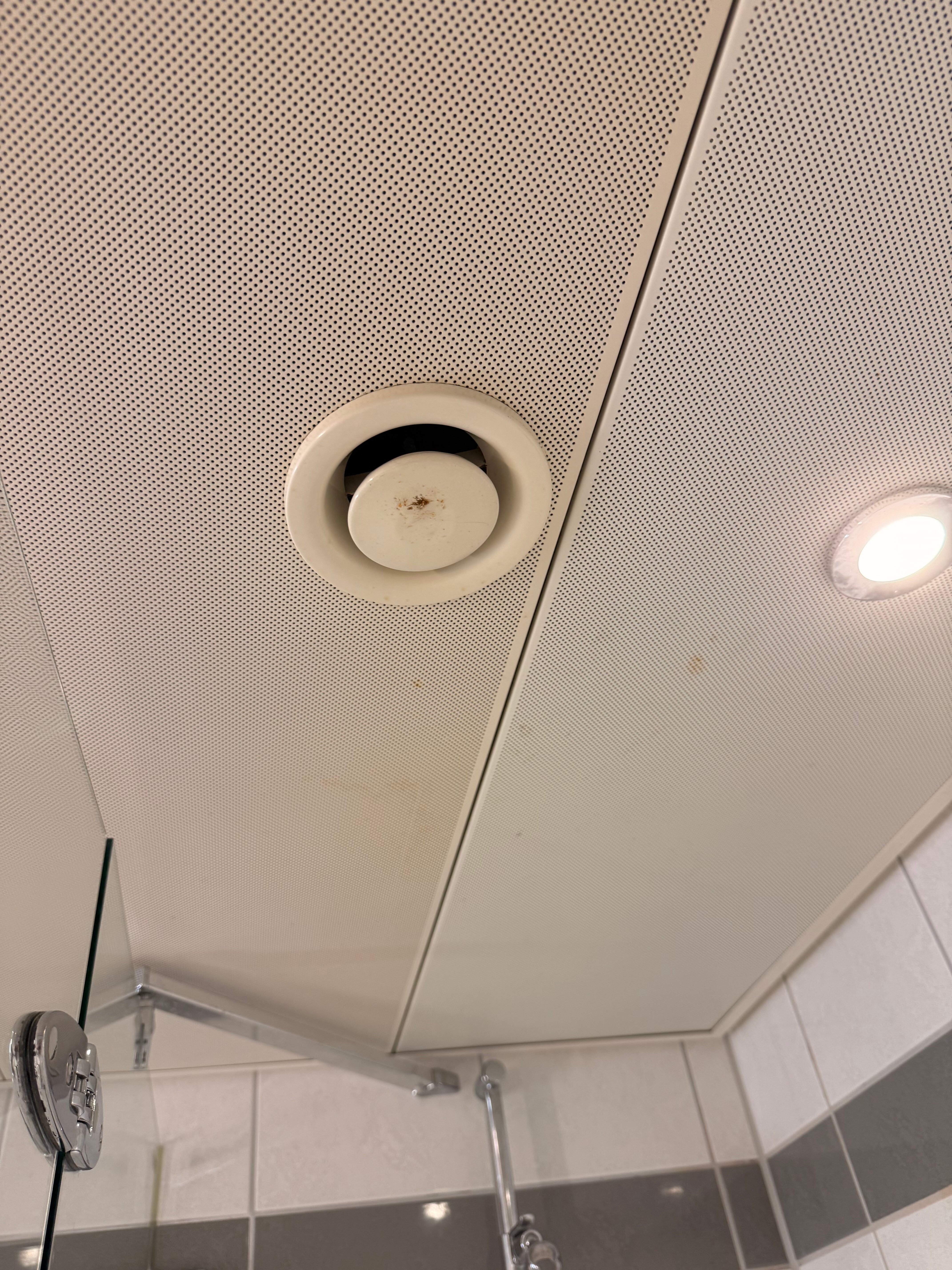 Mövenpick Zurich Airport-浴室