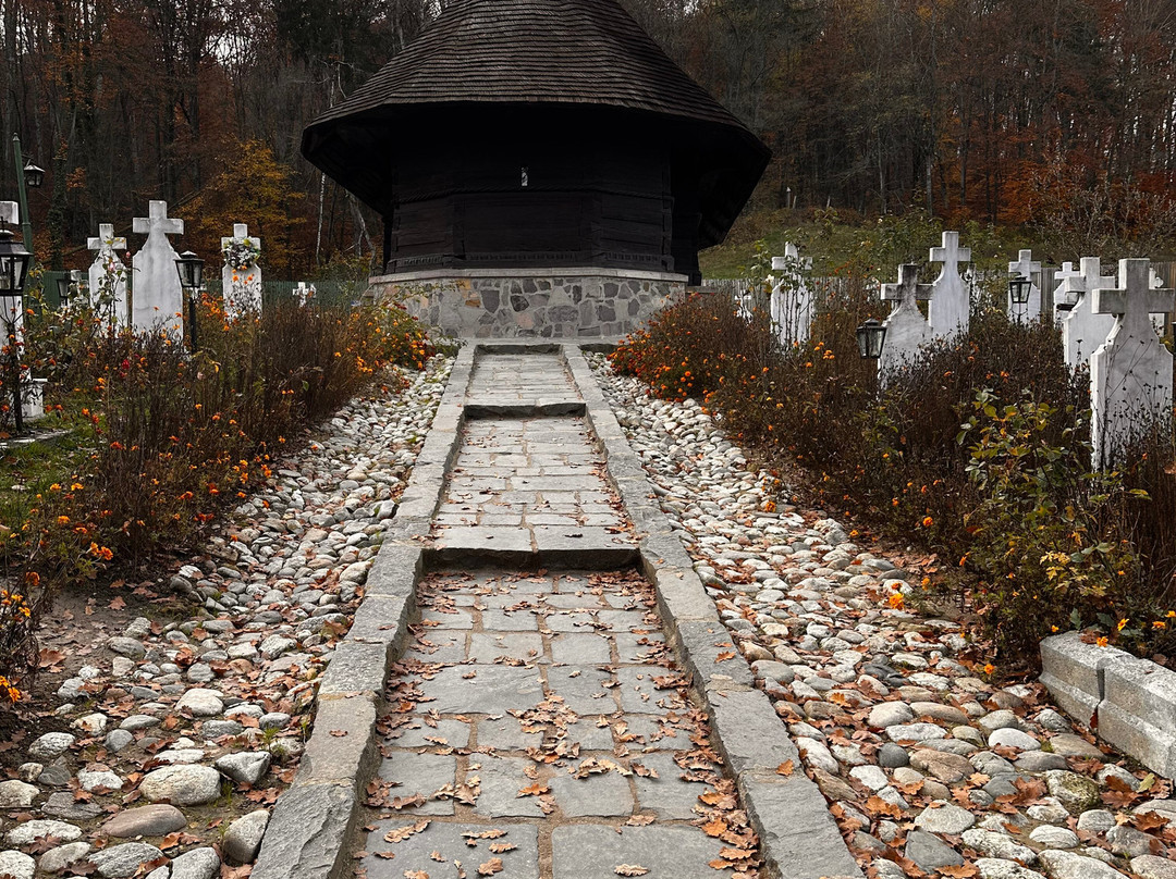 Mănăstirea Dintr-un Lemn-勒姆尼库沃尔恰必去景点