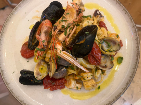 L'amo - Love, Fish & Wine