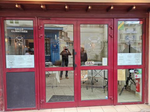 La Table En Chantée