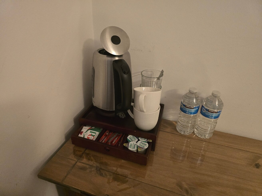 Apple House Wembley Twin Room Shared Bathroom主图