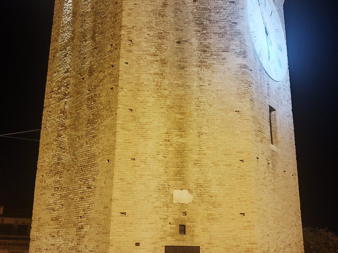 Torre dei Gualtieri-圣贝内代托-德尔特龙托必去景点