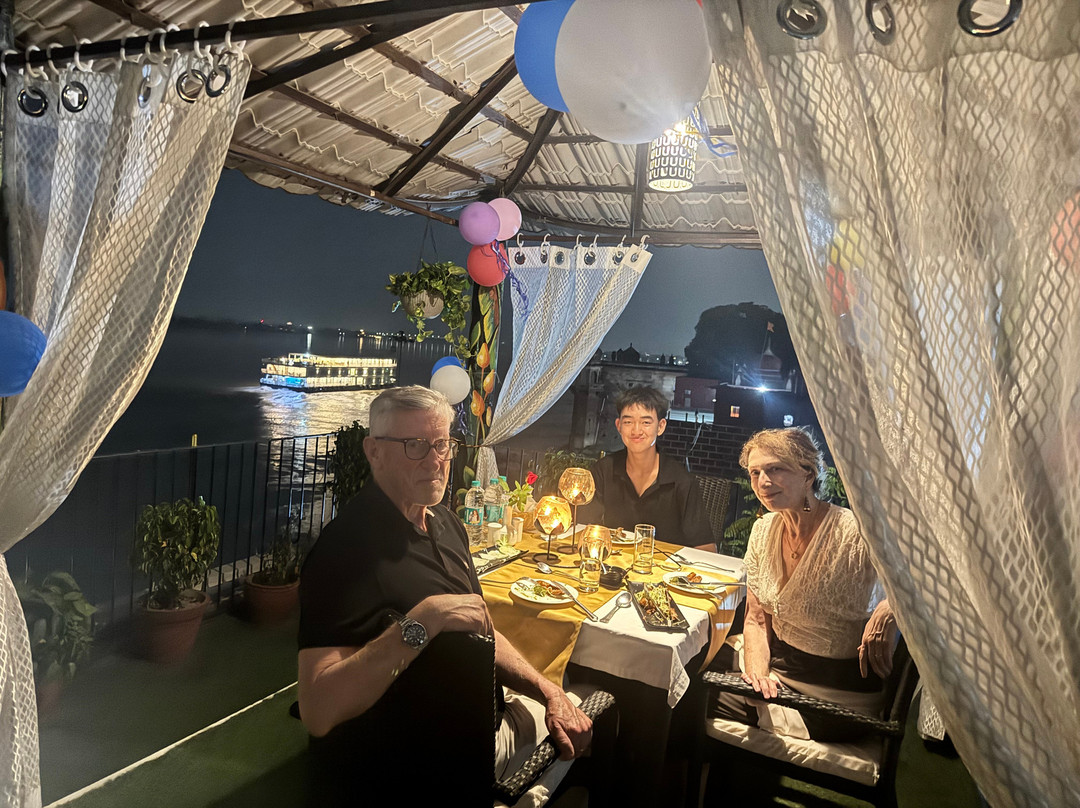 艾姆里塔拉苏里亚乌戴哈维里酒店主图