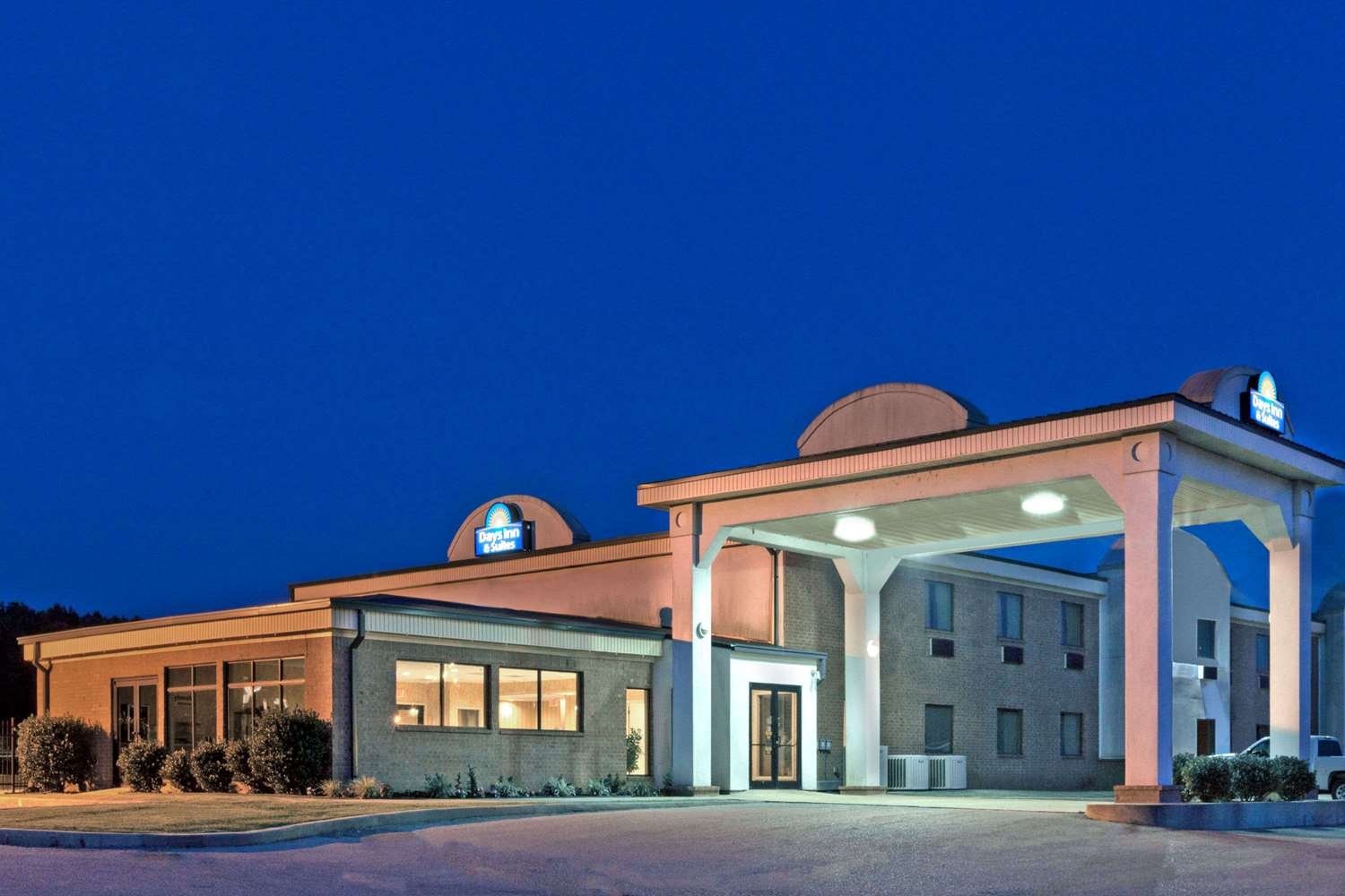 Days Inn & Suites by Wyndham Wynne-官方